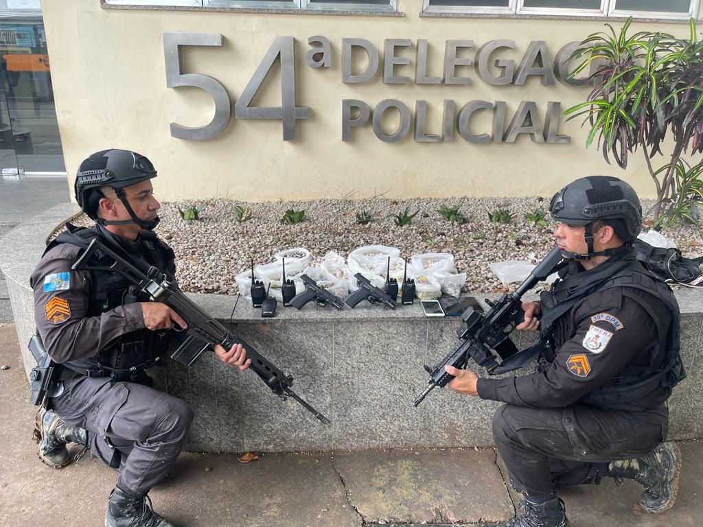 PMs apreendem pistolas e drogas no bairro Miguel Couto na Baixada Fluminense